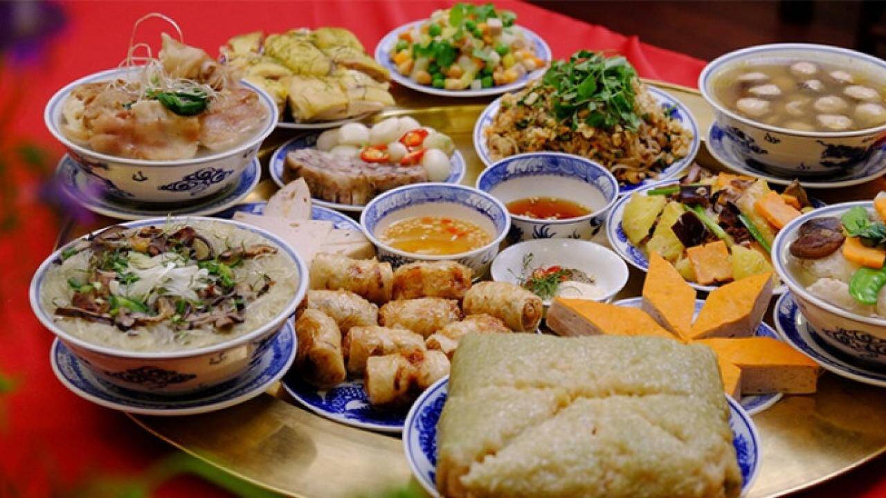 Các món ăn truyền thống trong mâm cỗ Tết thường rất giàu tinh bột và chất béo